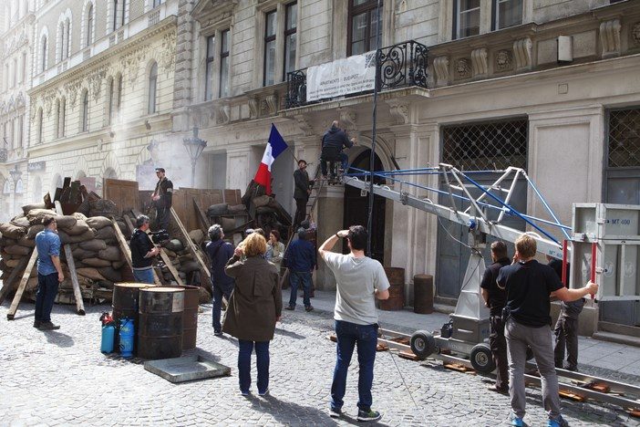 Rodaje de una barricada callejera con bandera francesa