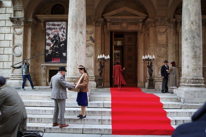 Escena del campeonato de ajedrez con alfombra roja