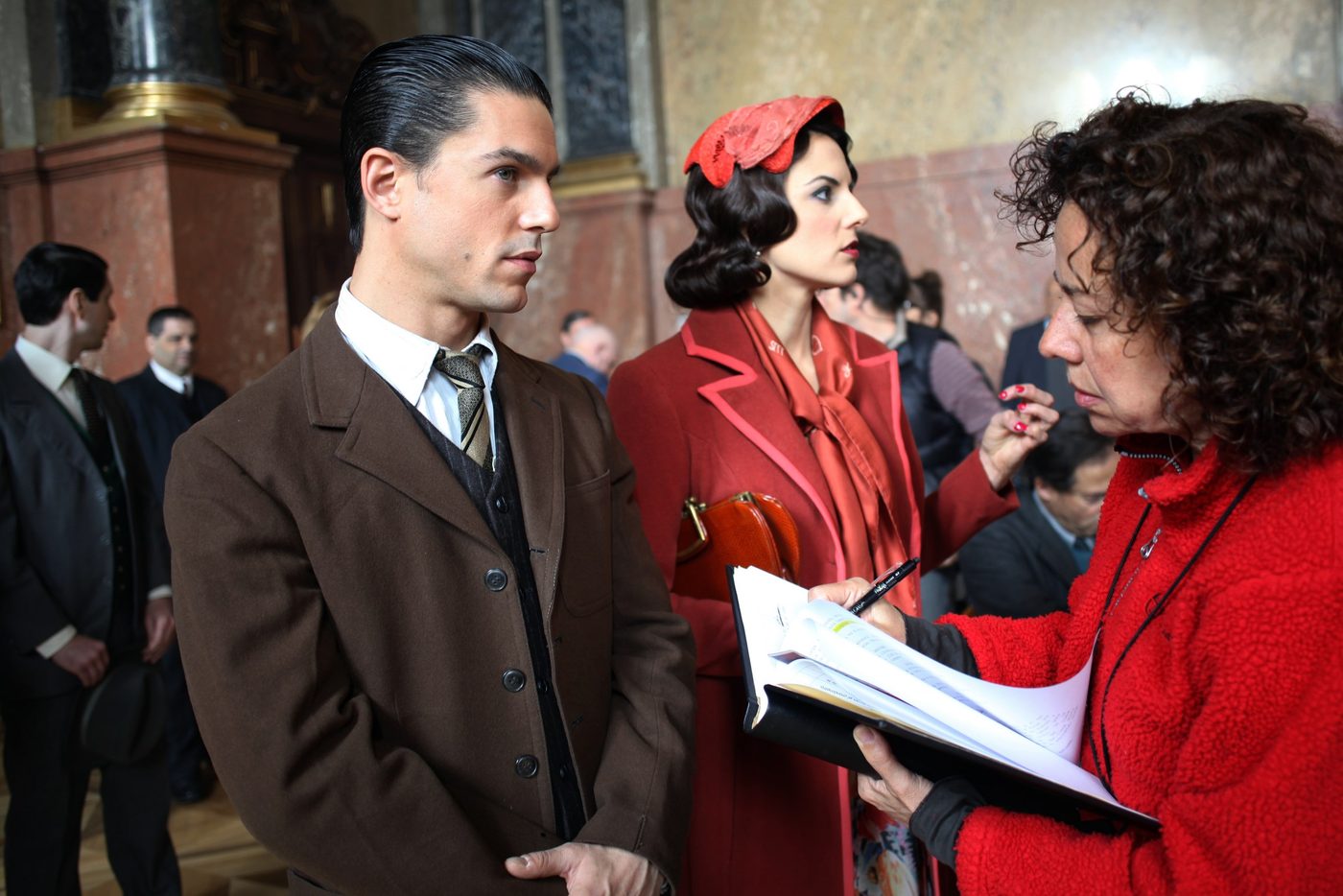 Script y actores repasando una escena de época