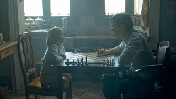 Diego jugando al ajedrez con su hija pequeña
