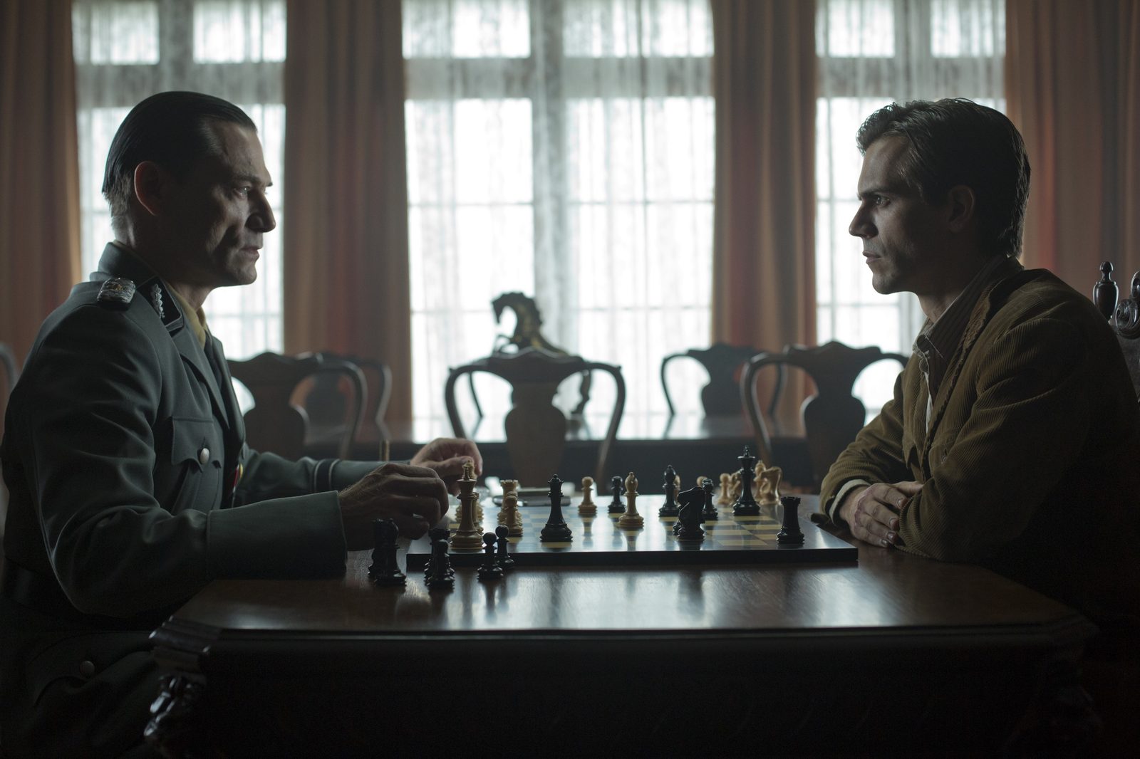 Fotograma del tráiler: Diego Padilla y el coronel Maier jugando al ajedrez