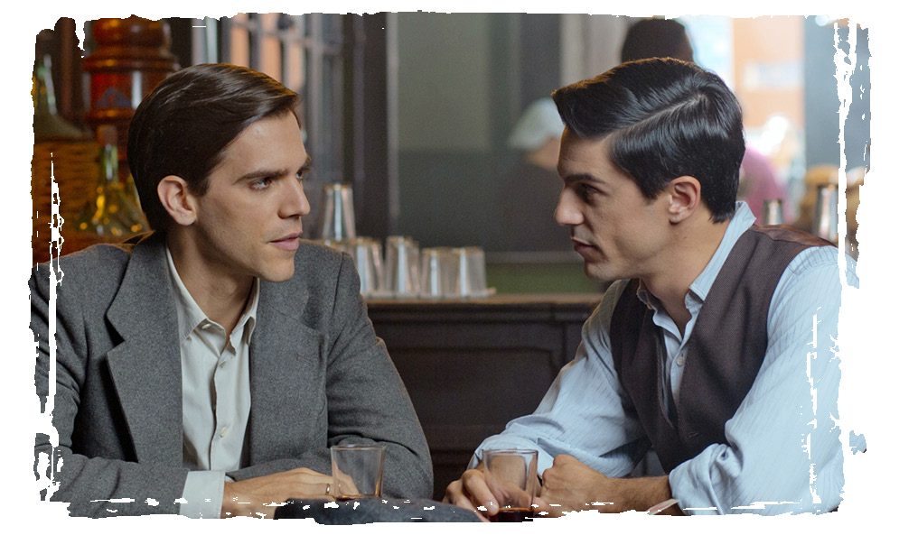 Diego y Javier conversando en un bar
