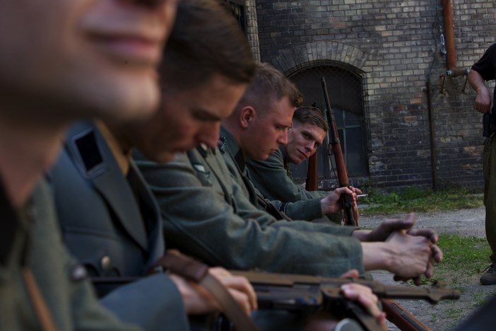 Fila de soldados nazis en formación, rodaje en Budapest